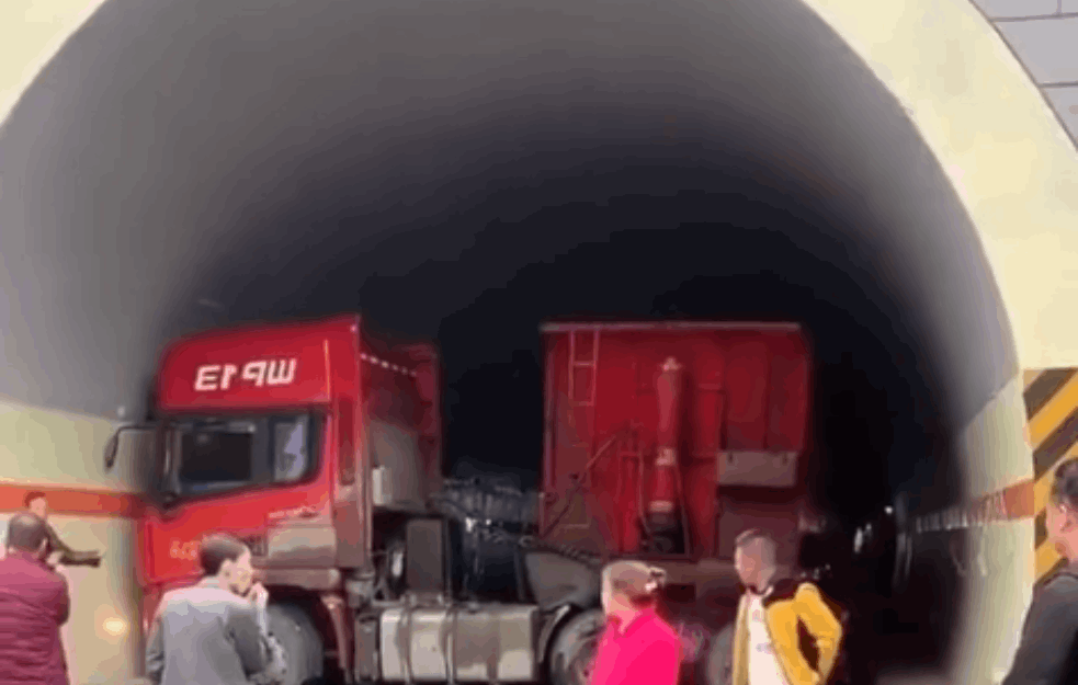 NEVEROVATNA SCENA U KINI: Šleper preprečio ulaz u tunel, vozači u NEVERICI (VIDEO)